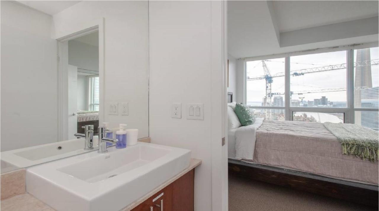 Toronto Downtown Core Two Bedroom Condo With Cn Tower View, Free Parking Exterior photo