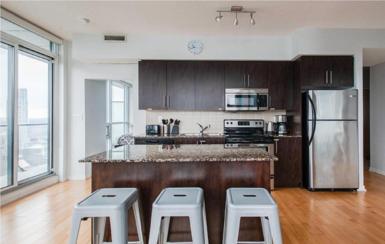 Toronto Downtown Core Two Bedroom Condo With Cn Tower View, Free Parking Exterior photo